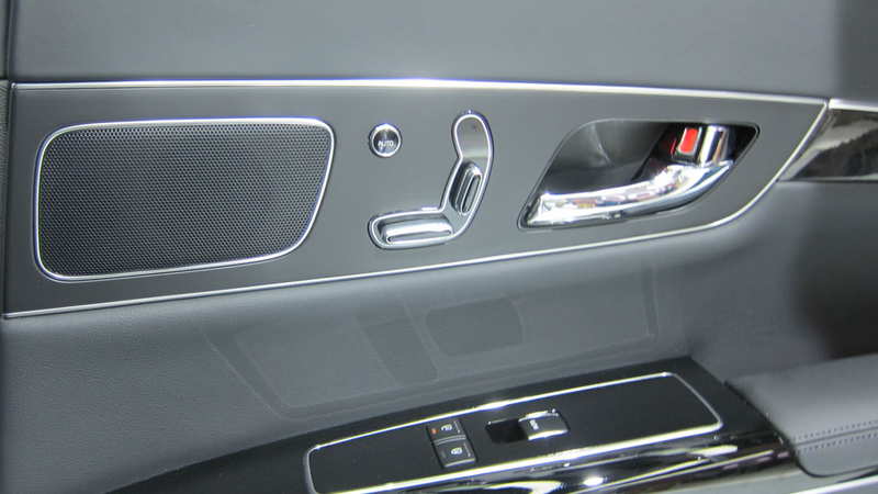 Illustration for article titled The Kia K900 Is A Korean BMW Named After A Robot Dog